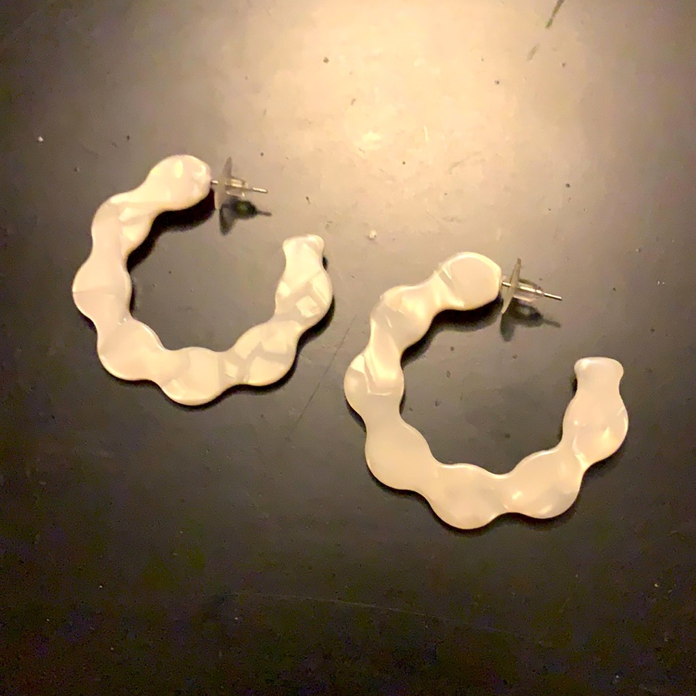 Resin Marble White Scallop Edge Earrings